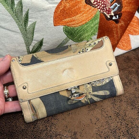 VINTAGE SALVATORE FERRAGAMO DRAGONFLY ITALY LEATHER AND TEXTILE WALLET PRELOVED - Picture 6 of 10